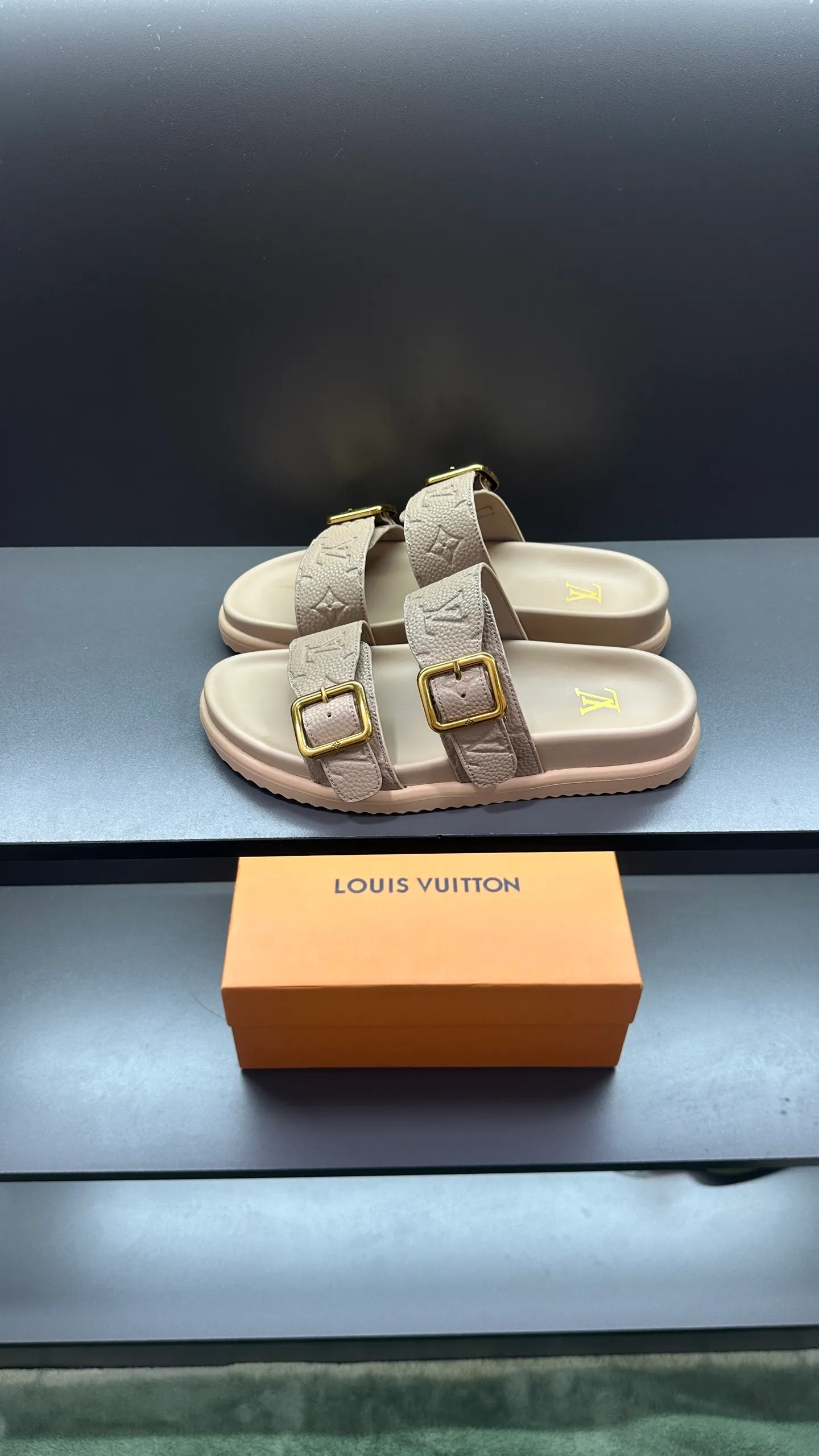 P340 🔍LV Men's Spring and Summer Slippers Counter Synchronization. The uppers are imported cowhide fabrics from Italy, with logo graphics and high-quality craftsmanship. Soles: original soles specially provided by the original factory. Exclusive movable molded soles are super comfortable. Original factory follow-up orders. 🔍🔍High quality. You can enter and leave the counter at will. Welcome to compare. Code number 38-45 No. 058